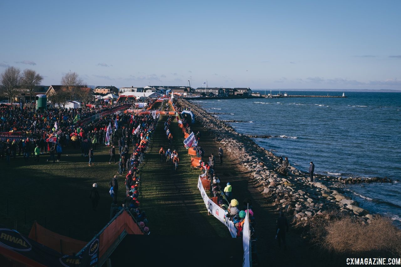 A large group of women makes its way toward the climb at the far side of the course. 2019 Bogense Cyclocross World Championships, Denmark. © Patrick Means / Cyclocross Magazine