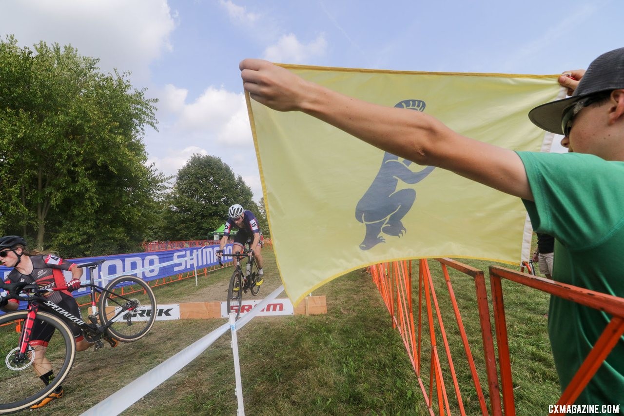 Fans braved the heat and the Friday work day to watch cyclocross on Friday. Elite Men, 2019 Trek CX Cup. © D. Mable / Cyclocross Magazine