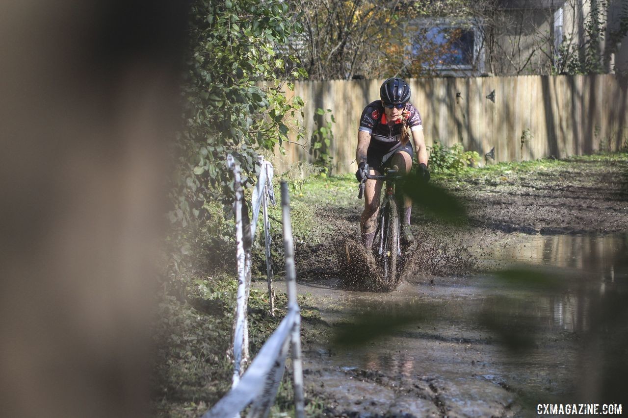 Amy Schultz plots her route through the water feature. 2019 Sunrise Park Cyclocross, Chicago Cross Cup. © Z. Schuster / Cyclocross Magazine