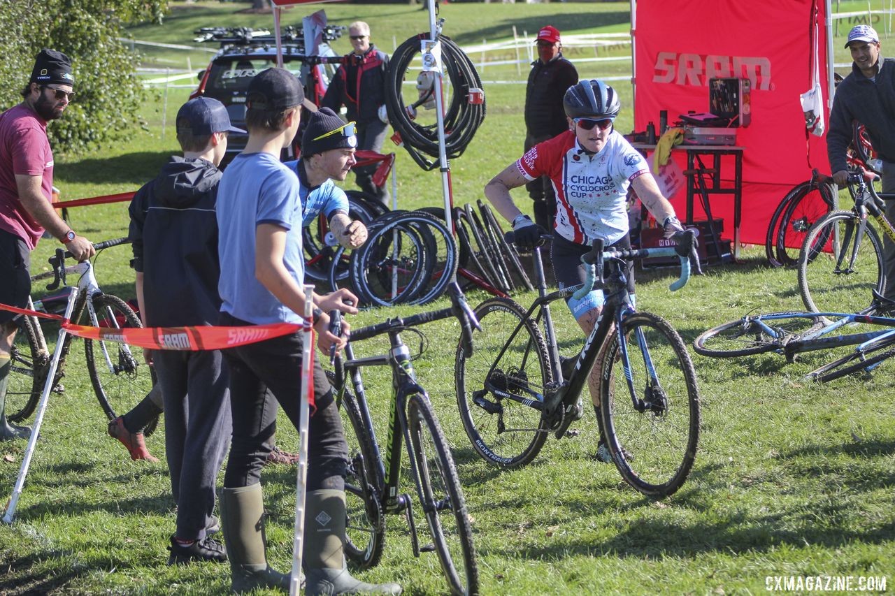 Series leader Erin Feldhausen swaps for a new bike. 2019 Sunrise Park Cyclocross, Chicago Cross Cup. © Z. Schuster / Cyclocross Magazine