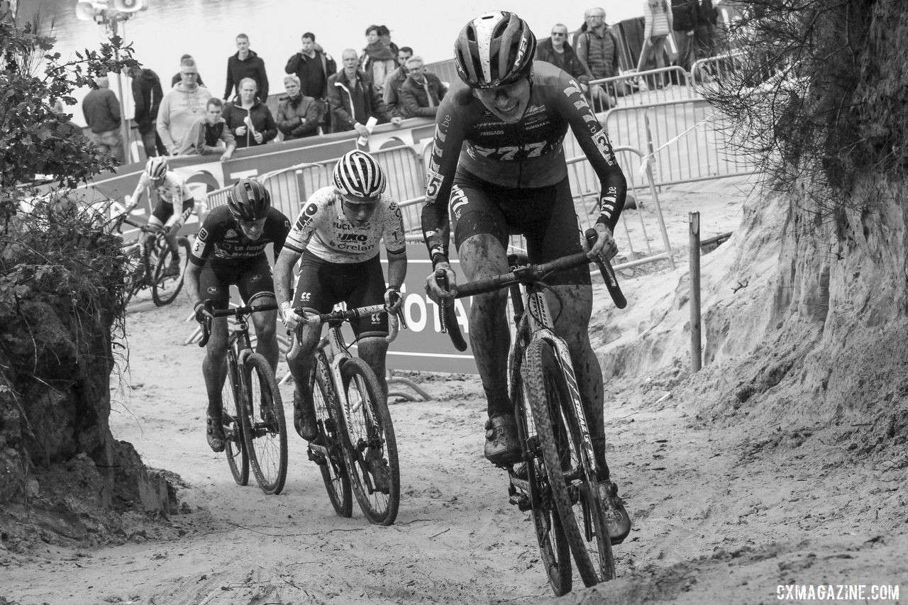 Yara Kastelijn leads a group of riders early on. 2019 Superprestige Gieten. © B. Hazen / Cyclocross Magazine