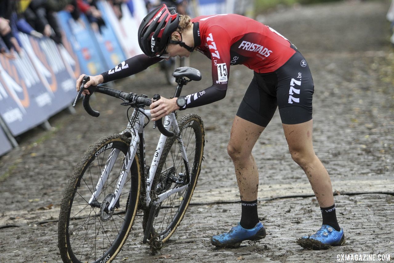 Yara Kastelijn went all-in to get her second-straight win. 2019 DVV Trofee Koppenbergcross. © B. Hazen / Cyclocross Magazine