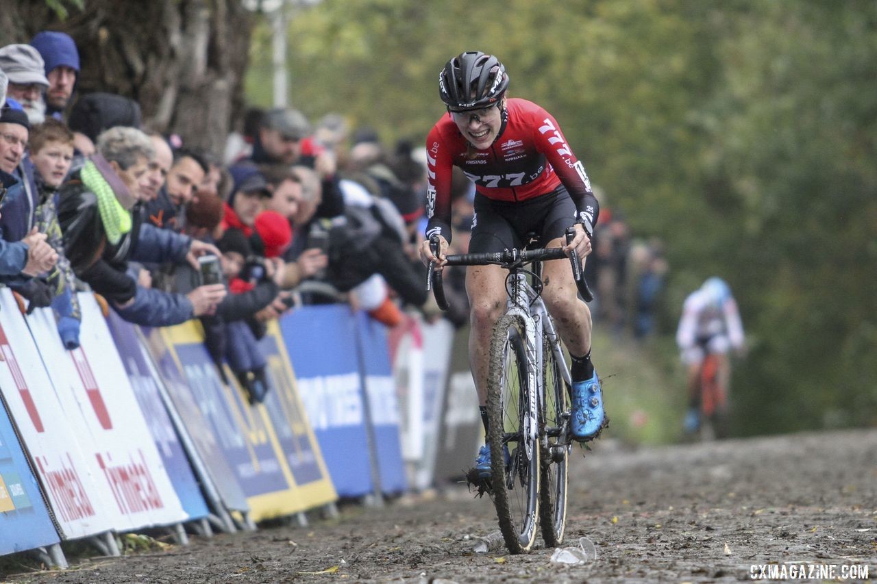 Annemarie Worst turned in a strong last lap and pulled near Yara Kastelijn. 2019 DVV Trofee Koppenbergcross. © B. Hazen / Cyclocross Magazine