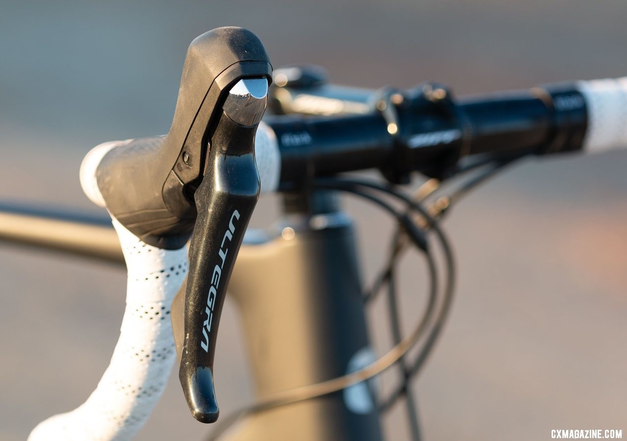 The Ultegra 11-speed levers offer reliable shifting. Viathon's G.1 carbon gravel bike review. © A. Yee / Cyclocross Magazine