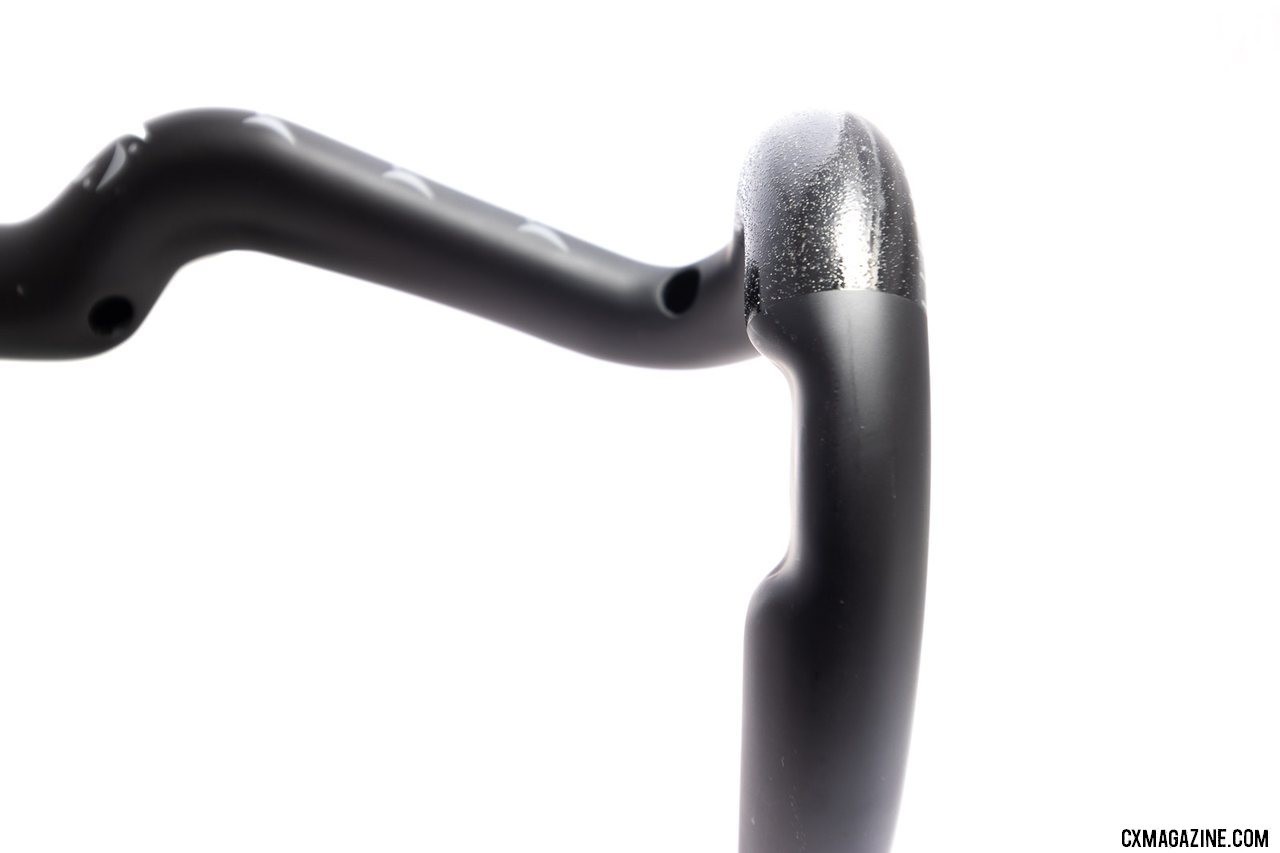 The Wave carbon handlebar from Coefficient Cycling features internal routing and nifty thumb rests for a secure grip in the drops. © A. Yee / Cyclocross Magazine