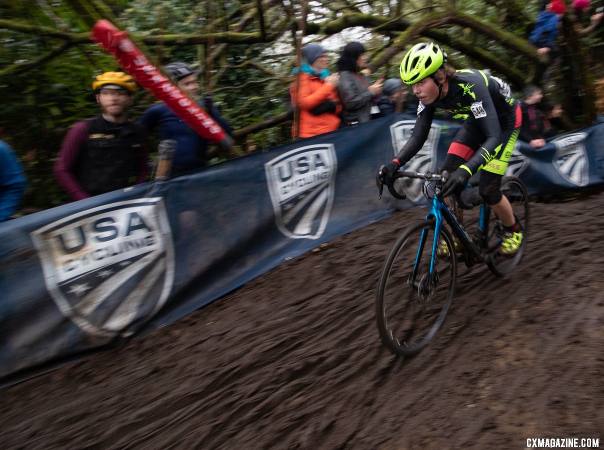 Andrew Simons keeps his focus on the challenging descent. Junior Men 15-16. 2019 Cyclocross National Championships, Lakewood, WA. © A. Yee / Cyclocross Magazine