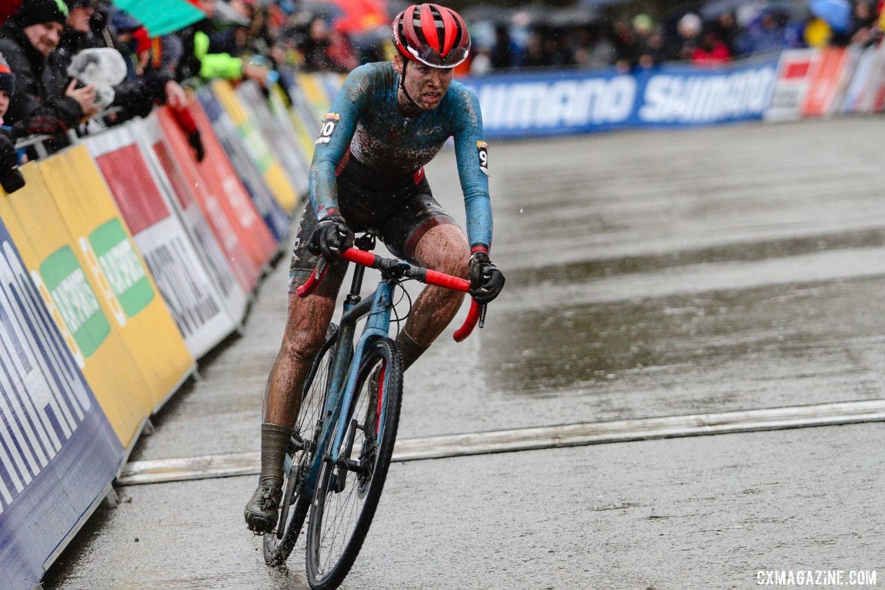 Ruby West rolls through the start/finish straight. 2019 Namur UCI Cyclocross World Cup. © B. Hazen / Cyclocross Magazine