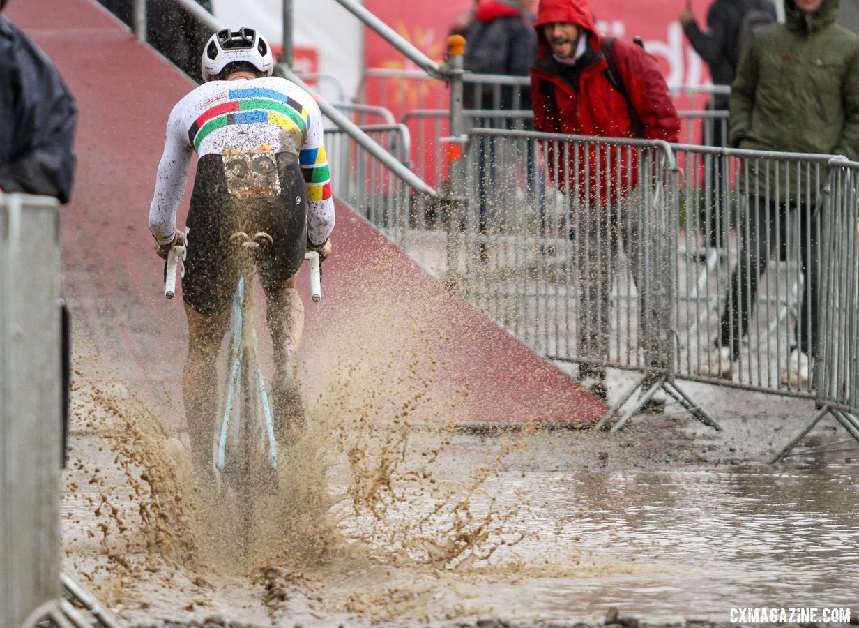 Splashdown for Gage Hecht. U23 Men, 2019 Namur UCI Cyclocross World Cup. © B. Hazen / Cyclocross Magazine