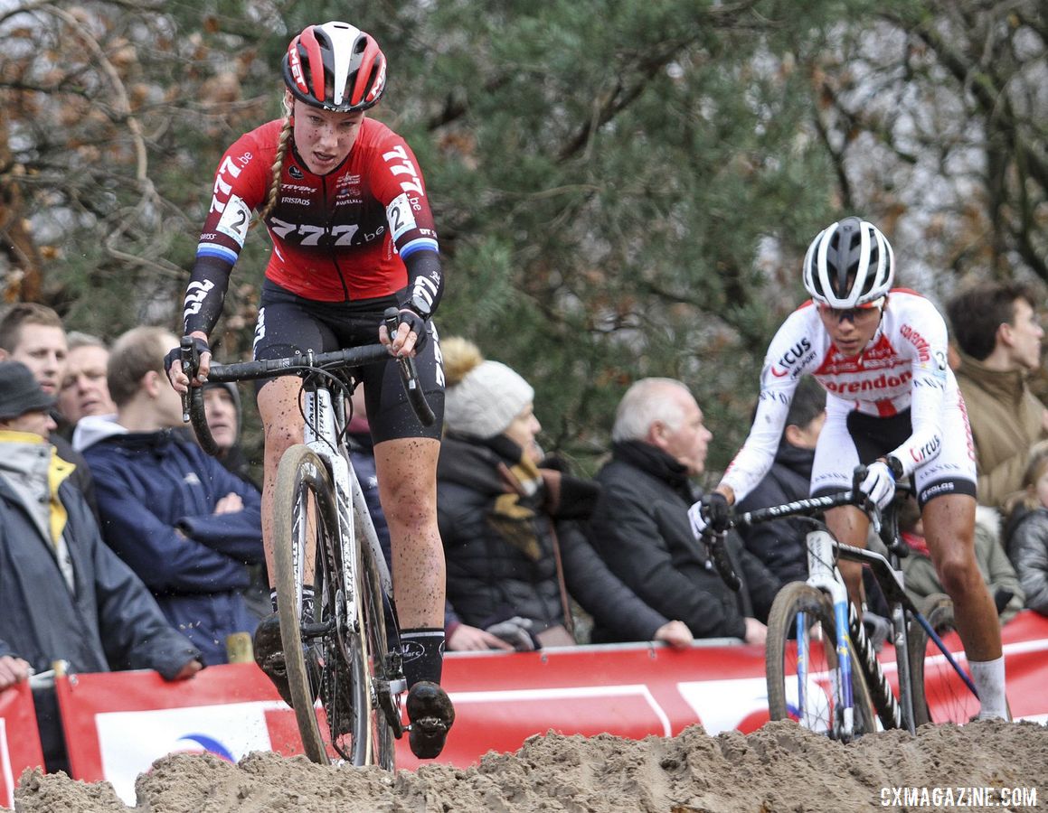 Sunday's Elite Women's race came down to a battle between Annemarie Worst and Ceylin Alvarado. 2019 Superprestige Zonhoven. © B. Hazen / Cyclocross Magazine