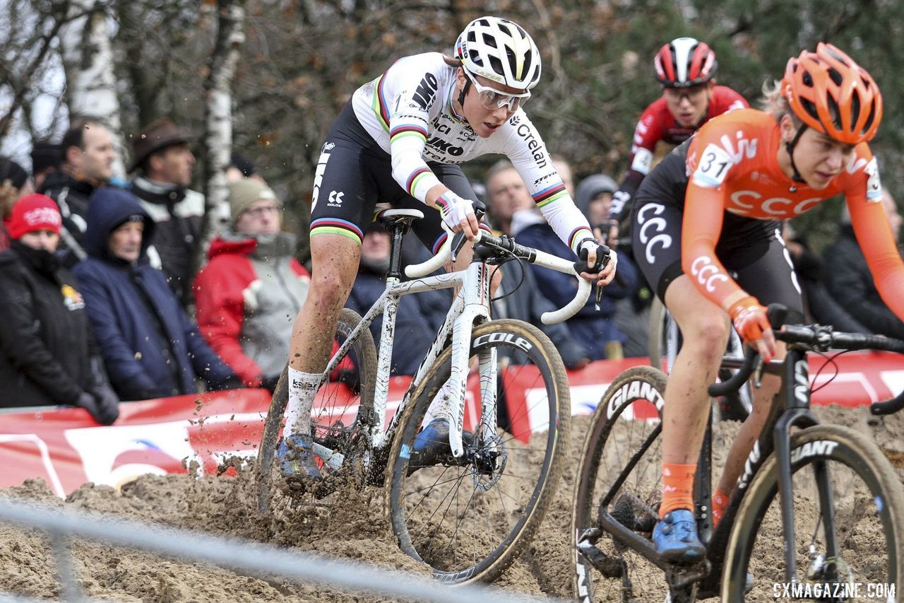 Sanne Cant got off to a strong start on Saturday with the group of young Dutch women. 2019 Superprestige Zonhoven. © B. Hazen / Cyclocross Magazine