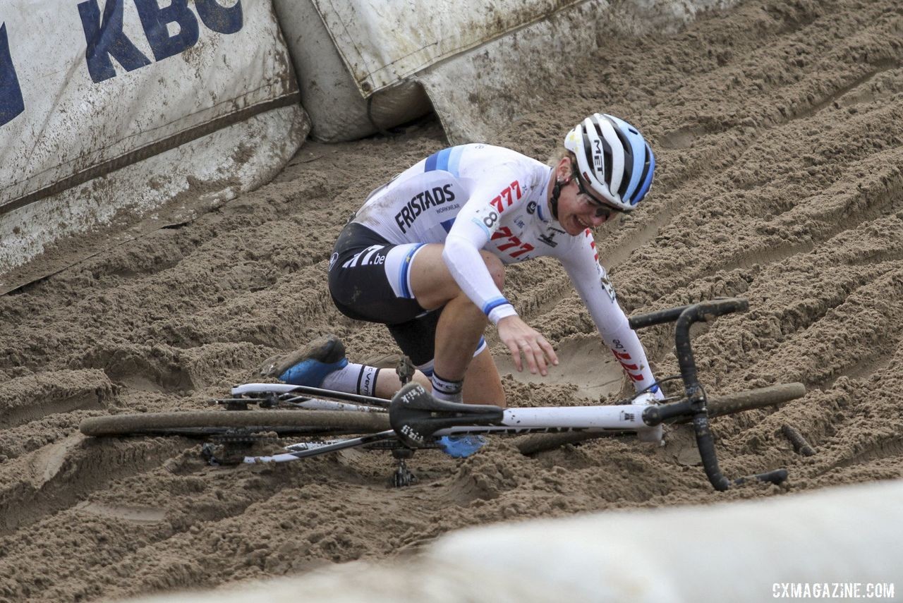 Yara Kastelijn took an early spill and had to chase back to the front. 2019 Superprestige Zonhoven. © B. Hazen / Cyclocross Magazine