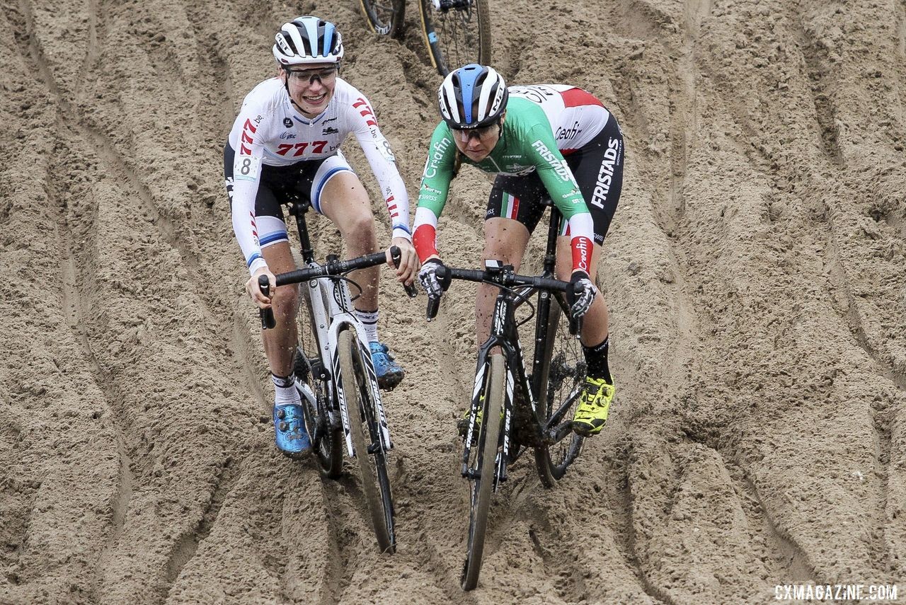 Things got a little argy-bargy between Yara Kastelijn and Eva Lechner dropping into the pit. 2019 Superprestige Zonhoven. © B. Hazen / Cyclocross Magazine