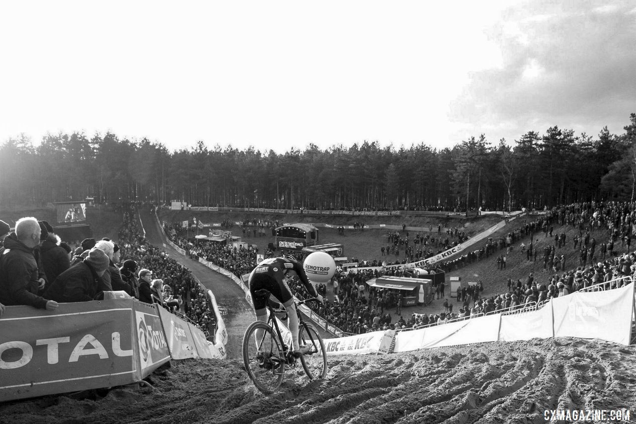 Into The Pit. 2019 Superprestige Zonhoven. © B. Hazen / Cyclocross Magazine