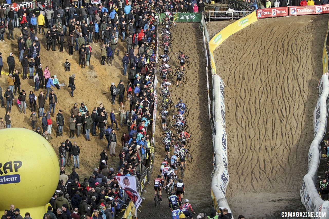 The field scrambles up the steep wall of De Kuil. 2019 Superprestige Zonhoven. © B. Hazen / Cyclocross Magazine