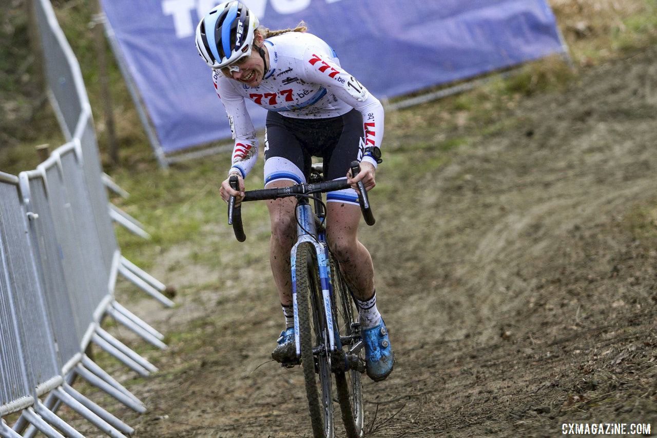 Yara Kastelijn gives an incline her full effort. 2020 GP Sven Nys, Baal. © B. Hazen / Cyclocross Magazine