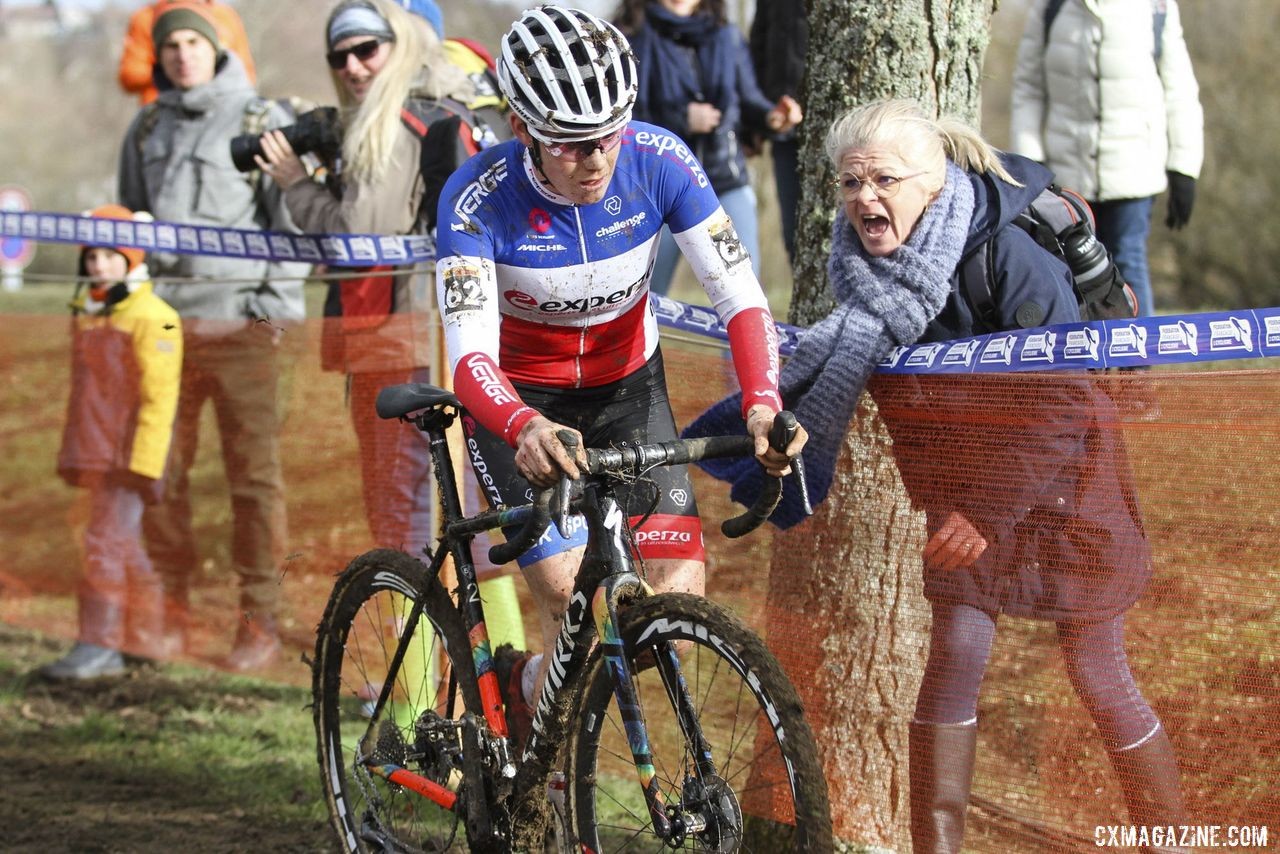 Marion Norbert Riberolle suffered a devastating broken derailleur and had to run a good distance to the pit. 2020 World Cup Nommay, France. © B. Hazen / Cyclocross Magazine
