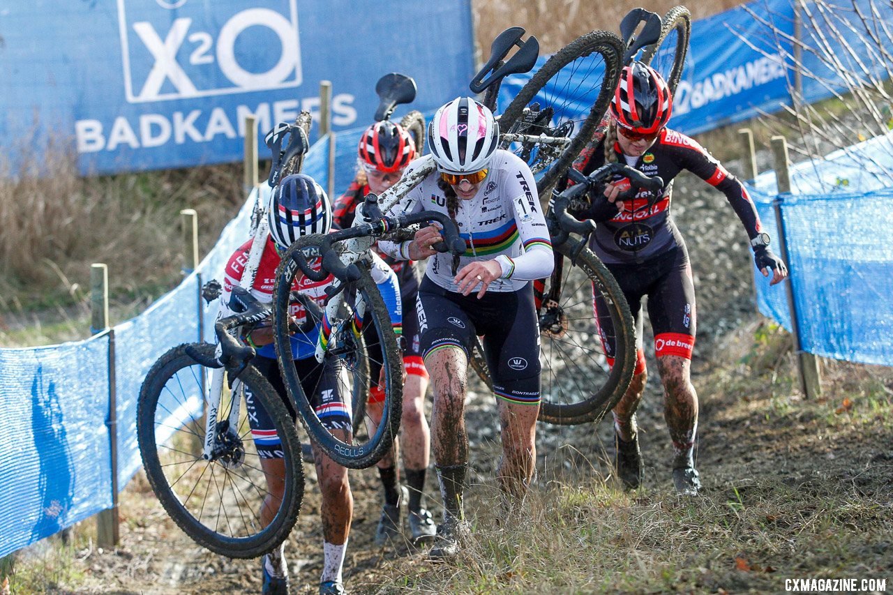 Brand led a lead group four with Alvarado, Betsema and Van Empel. 2022 GP Sven Nys Elite Women. B. Hazen / Cyclocross Magazine - Cyclocross Magazine - Cyclocross and